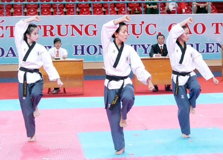 Các nữ võ sĩ đang về cho Taekwondo Việt Nam chiếc HCV đầu tiên ở giải VĐ thế giới 2013.